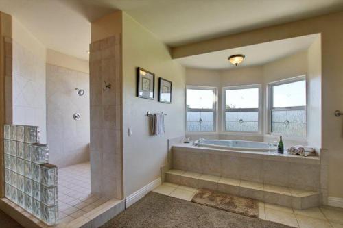 Wilson Creek Manor - Sleeps 24! Estate w Pool & Game Room