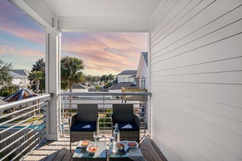 Lyle - Beach Getaway w Pool & Balcony Views