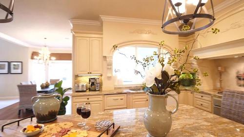 Grand Contento - Extraordinary Estate w Pool Hot Tub & Movie Room - image 8