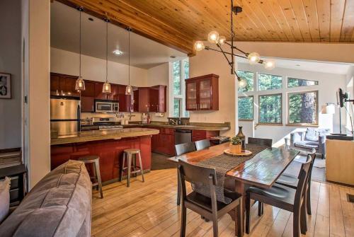 Moosetrack by AvantStay - Cozy Cabin w Hot Tub - image 2