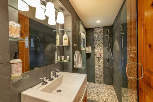 Henderson by AvantStay - Lake View! Walk to Beach Garwoods & More! - image 8