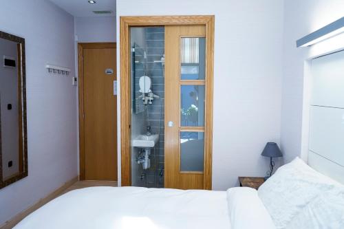 Single Room with Private Bathroom image 6