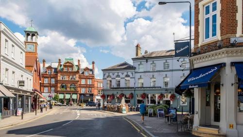 GORGEOUS Apartment In Prime Central Wimbledon, 2 mins walk to Wimbledon Station