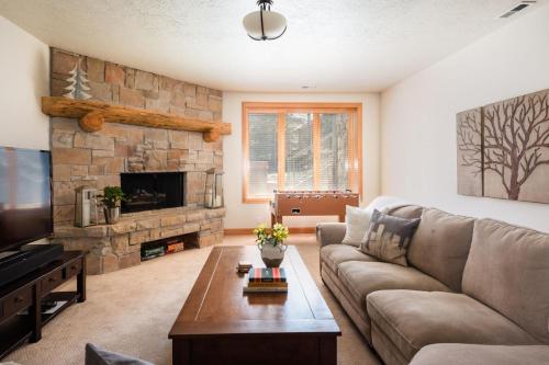 Conifer - Secluded Cabin w Hot Tub & Oak Hardwood Floors - image 5