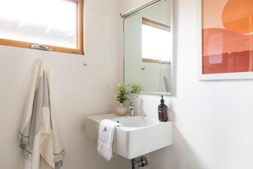Camden - 5mins to the Beach! Elevated Home w Pacific Ocean Views