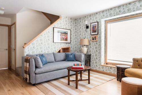 Corduroy - Cute Mountainside Cottage w Rooftop Deck & Views - image 4