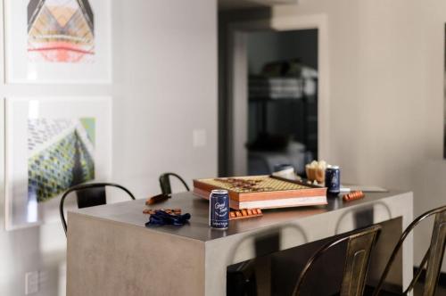 Luna - Industrial Artist's Loft in Old Town w Billiards - image 6