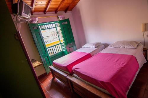 2 twin beds