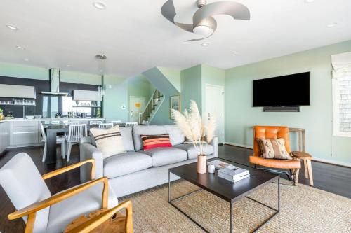 High Tide - Incredible Beach Front Abode w Pool & Beach Views - image 4