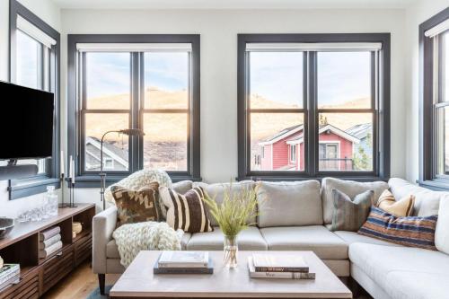 Chartreuse - Modern Mountain Cabin w Hot Tub & Park City Deck Views - image 4
