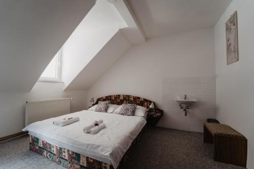 Standard Double Room with Shared Bathroom