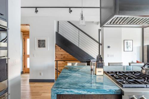 Chartreuse - Modern Mountain Cabin w Hot Tub & Park City Deck Views - image 6