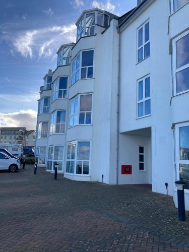 ONE BED APARTMENT ONE MINUTE walk TOWAN BEACH FREE PARKING BT SPORT