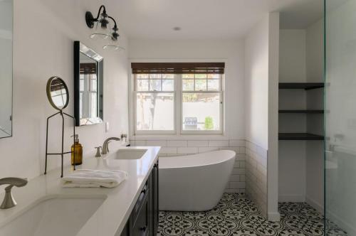 Onyx - Stylish Modern Home w Pool & Modern Design