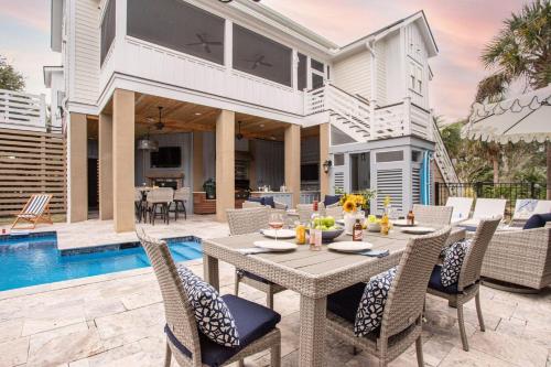 Pelican - Modern Beach Retreat w Patio & Pool - image 2
