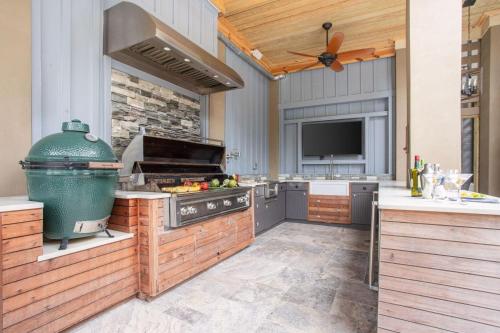 Pelican - Modern Beach Retreat w Patio & Pool - image 5