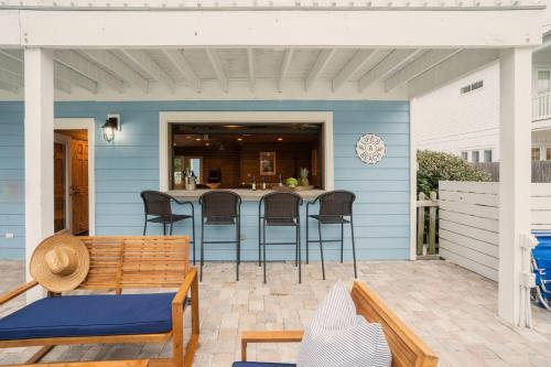 Blue Jay - Spectacular Destin Oasis w Pool Walking Distance to Beach - image 2