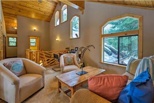 Black Bear by AvantStay - Viking Lodge w Game Room and Private Hot Tub! - image 2