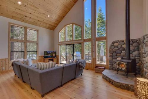 Black Bear by AvantStay - Viking Lodge w Game Room and Private Hot Tub! - image 3