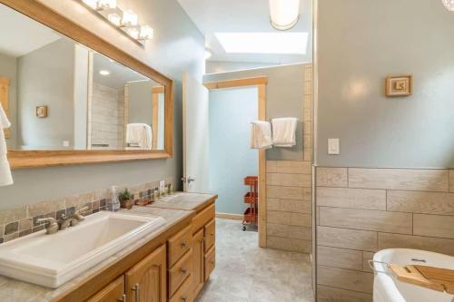 High Pines Hideaway by AvantStay - Newly Remodeled in Tahoe Donner with Hot Tub! - image 5