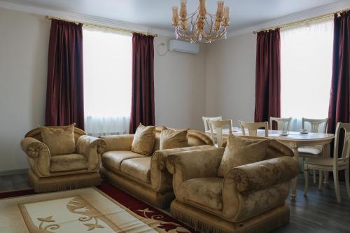 1 queen bed, 2 twin beds, 1 sofa bed