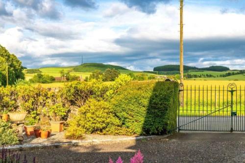 The Schoolhouse Cottages peaceful and quiet retreat with log burner in Фреші