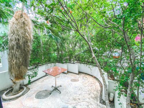 Balcony/terrace, Nern Chalet Beachfront Hotel in Khao Takiab Beach Front