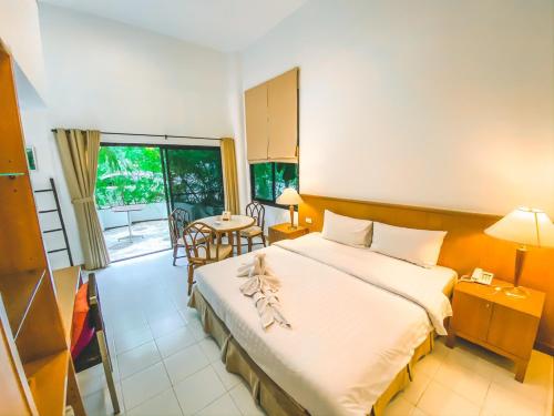 1 double bed, 1 twin bed
