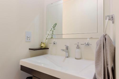 Bright & Relaxing Full Apartment Room Type - Two-Bedroom Apartment