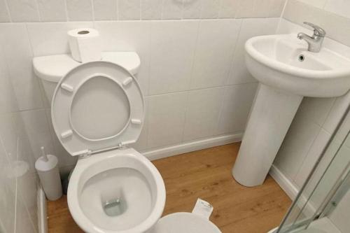 Room in Guest room - Family Room Sleeps 3 with 1 double and 1 single bed Ground Floor Private shower - main image