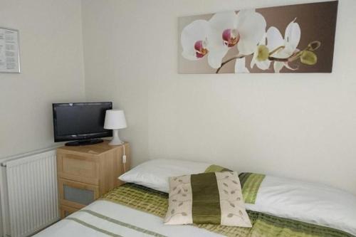 Room in Guest room - Family Room Sleeps 3 with 1 double and 1 single bed Ground Floor Private shower - image 4