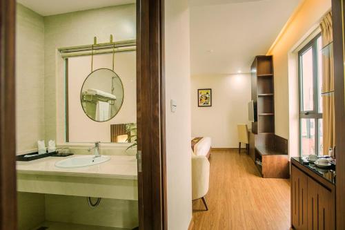 Bathroom, Luxury6 Hotel in Chuc Tchia