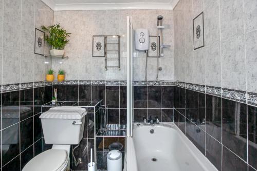 Staywhenever MS- 4 Bedroom House, King Size Beds, Sleeps 9