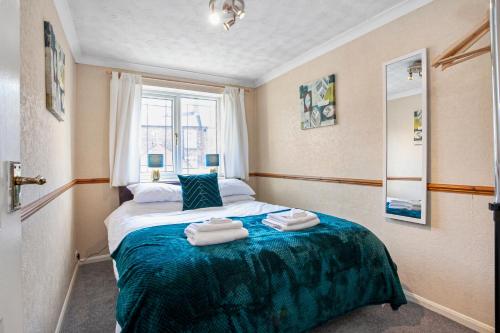 Staywhenever MS- 4 Bedroom House, King Size Beds, Sleeps 9 - Stoke on Trent