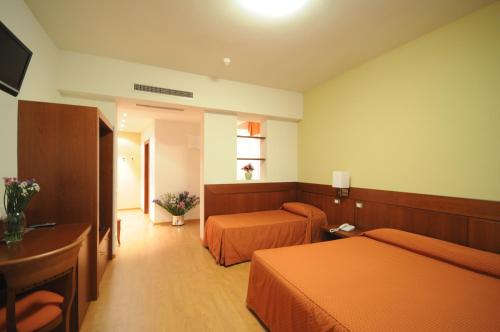 3 twin beds