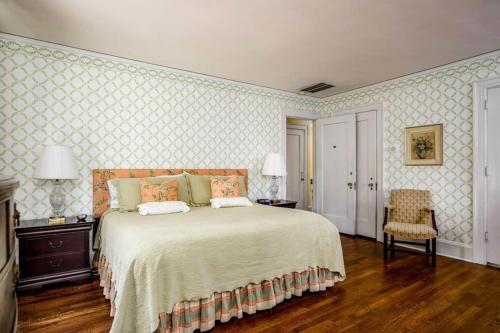 Knollwood Manor