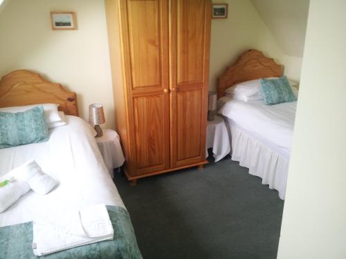 2 twin beds