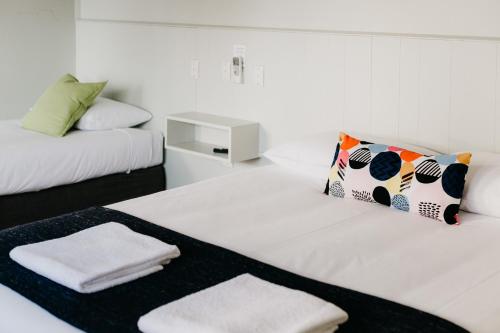 1 double bed, 1 twin bed