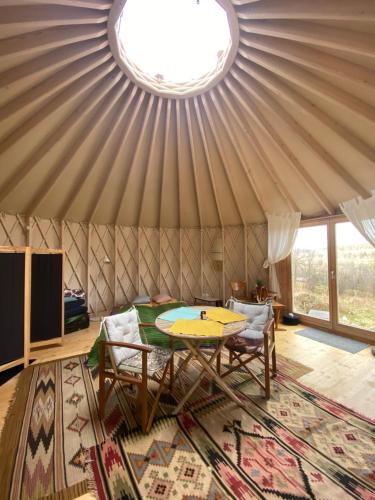 Black Yurt Chromiec