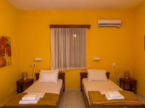 2 twin beds