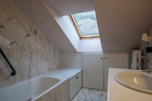 2 bedrooms, 5 beds
