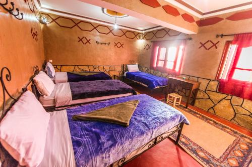 4 twin beds