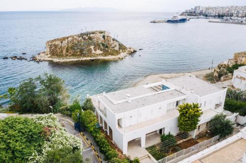 BEDWAVE Seaside Mansion 5