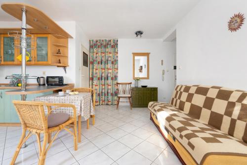 Apartament Skłodowskiej-Curie by Renters - image 2
