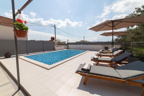 Apartment Moon with Private Pool Kaštela 
