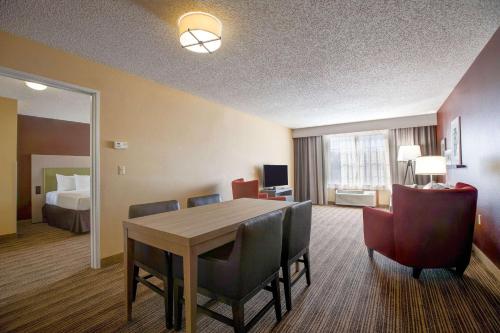 Comfort Inn & Suites St Paul Northeast