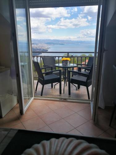 ระเบียง/ชานเรือน, Uphill Opatija Apartment in เบรกี