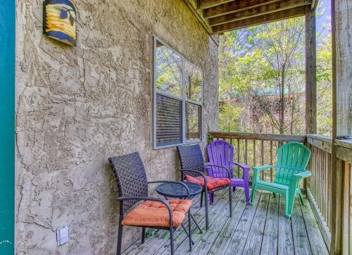 Chalet room in Another Day In Bearadise- Cozy Cabin Retreat in the Smokies Comfort & Fun for All