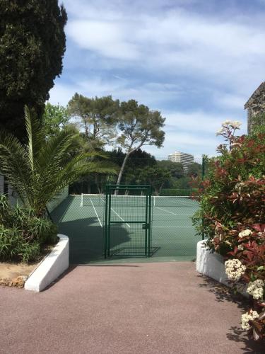 House in a luxury residence with swimming pool and tennis court - image 12