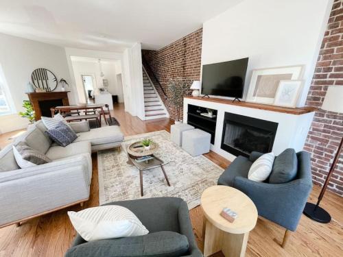 Historic 1900s Townhome with a Modern Flair thumb 2